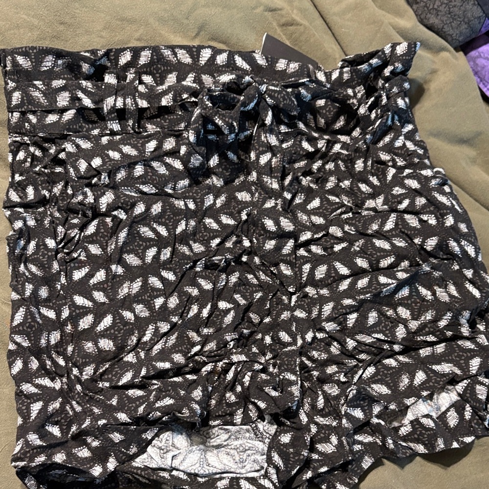 Maurices Black and White Leaf Print Women Shorts